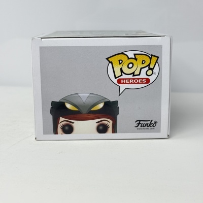 Caixa Funko Pop! Heroes com imagem de boneco mascarado