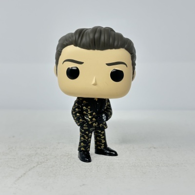 Boneco Funko Pop com fato preto e dourado e cabelo castanho escuro