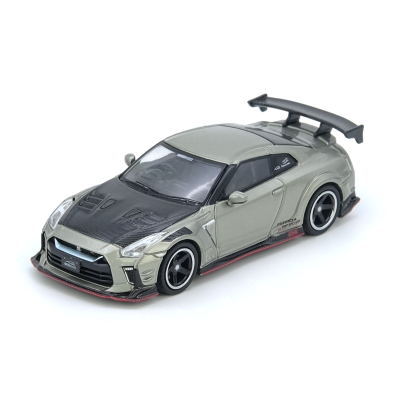 Miniatura de carro desportivo cinzento com capô preto e spoiler traseiro