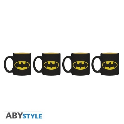 Quatro canecas pretas com logo amarelo do Batman, interior amarelo, em fundo branco.