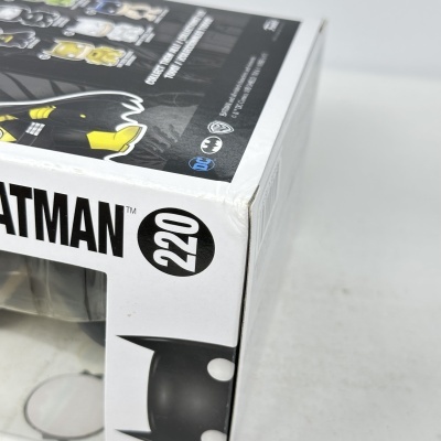Embalagem branca figura Batman 2020 com símbolo do Batman e DC