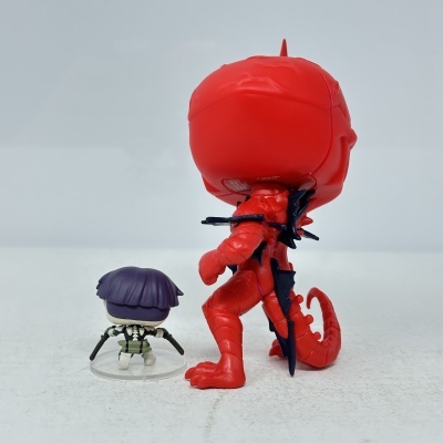 Dois bonecos colecionáveis, um grande vermelho e outro pequeno com cabelo roxo