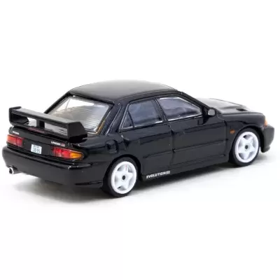 Miniatura de carro preto com jantes brancas e spoiler traseiro.