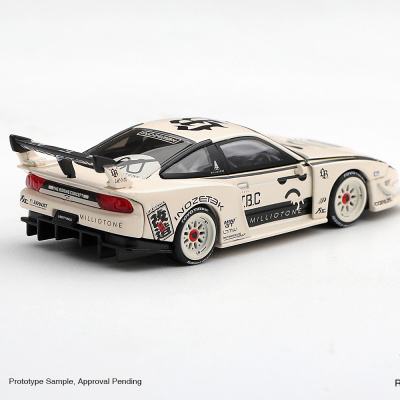 Miniatura de carro desportivo creme e preto com asa traseira e várias inscrições no corpo.