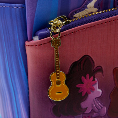 Bolsa rosa e roxa com pendente de guitarra castanha e ilustração de figura feminina.