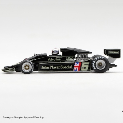 Miniatura de carro de corrida preto com número 5 e marcações de patrocínio