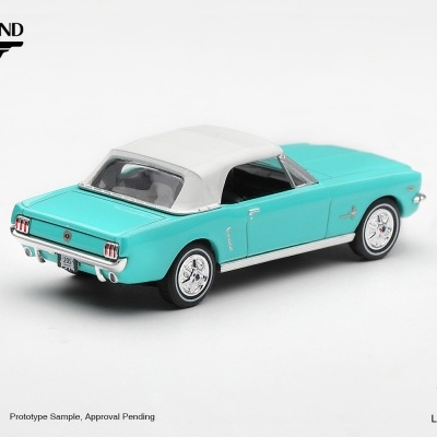 Miniatura de carro clássico azul-turquesa com tejadilho branco