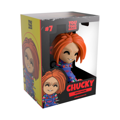 Boneco de vinil Chucky com cabelo ruivo e macacão azul na caixa