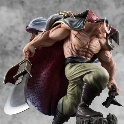Figura de ação de personagem musculado com espada e capa vermelha.