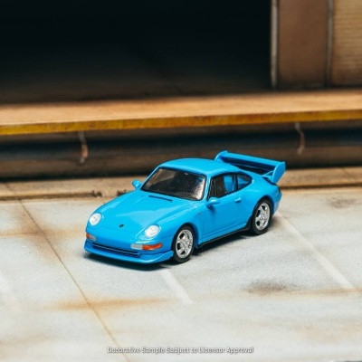 Carro desportivo miniatura azul com asa traseira sobre chão cinzento