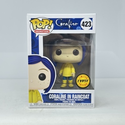 Figura de vinil de Coraline com impermeável amarelo na embalagem