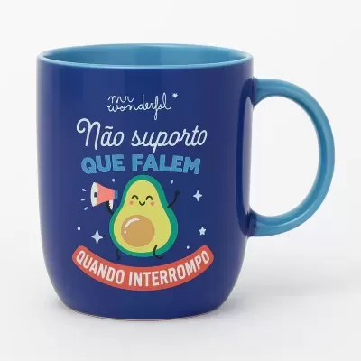 Caneca azul com desenho de abacate e texto em português.