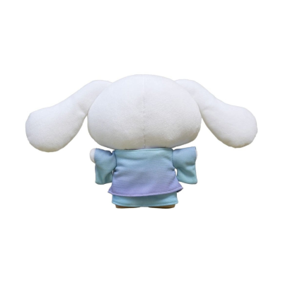 Boneco de pelúcia branco com orelhas compridas vestido com roupa azul e lilás visto de costas