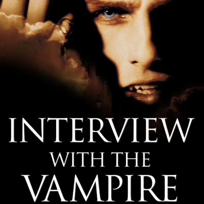 Cartaz do filme Interview with the Vampire com rosto de homem vampiro e texto branco