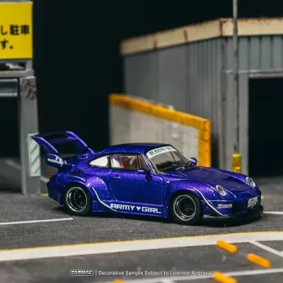 Miniatura de carro desportivo metálico azul numa réplica urbana