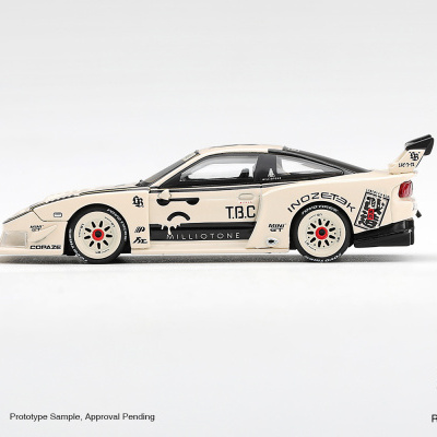 Miniatura de carro desportivo creme com detalhes pretos, rodas creme com centro vermelho e adesivos pretos e vermelhos