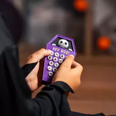 Comando roxo em forma de caixão com caveira e texto HEY BOO!
