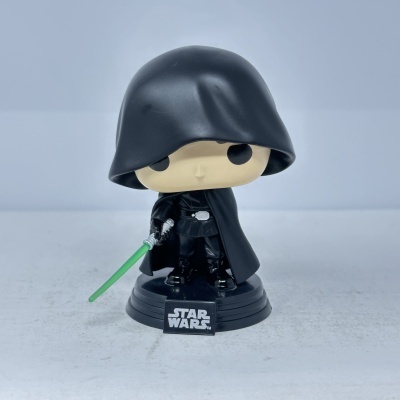 Figura Funko Pop de Star Wars com sabre verde e capa preta