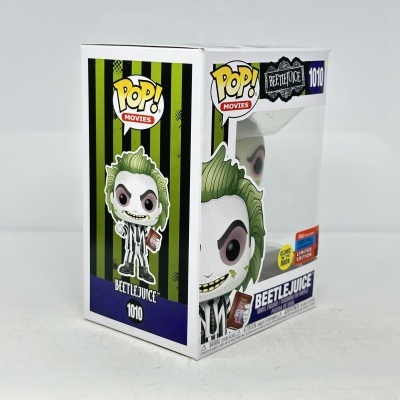 Figura Funko Pop Beetlejuice na caixa com riscas verdes e pretas