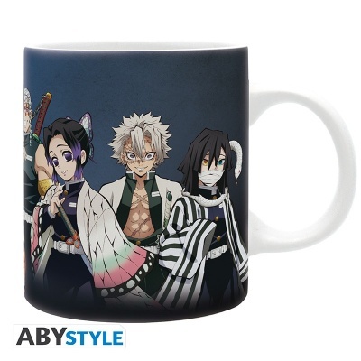 Caneca de cerâmica com personagens de anime em fundo azul escuro