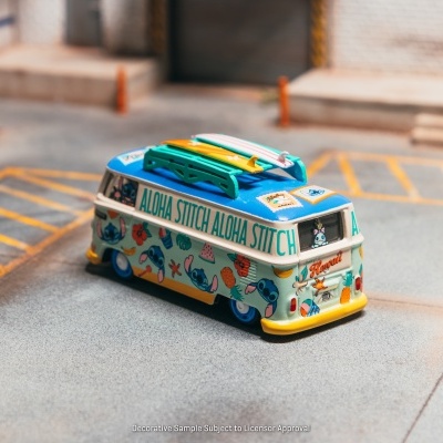 Miniatura de carrinha colorida com prancha de surf no tejadilho, estampas do Stitch e texto ALOHA STITCH e Hawaii