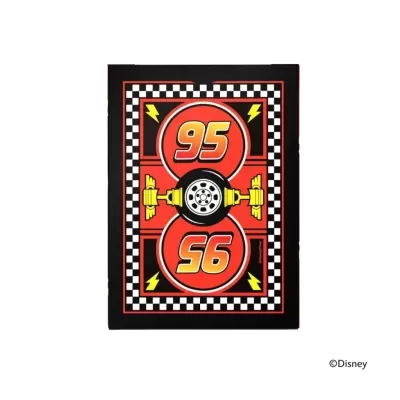 Tapete com desenho dos números 95, roda de carrinho e padrão quadriculado em preto e branco.