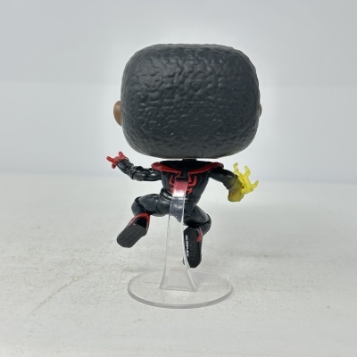 Boneco Funko Pop de costas com fato preto e vermelho e cabelo castanho escuro texturizado