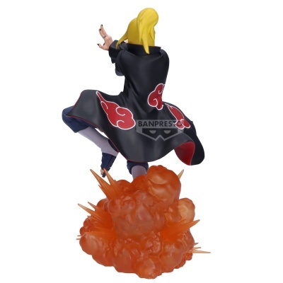 Estatueta de personagem de anime com manto preto e vermelho em explosão laranja
