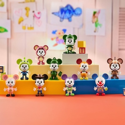Dez mini-figuras Mickey Mouse em plástico colorido em vários temas e blocos coloridos