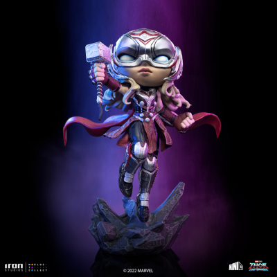 Figura de Thor com armadura e martelo em base de rocha