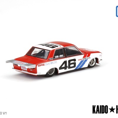 Miniatura de carro clássico branco e vermelho com número 46 e logótipos BRE DATSUN e KAIDO HOUSE.