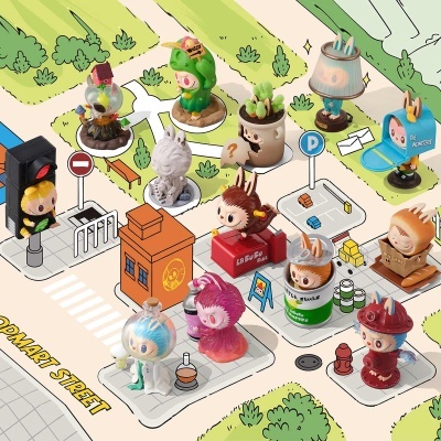 Figuras colecionáveis de vinil coloridas com personagens em diferentes poses e acessórios, em cenário ilustrado de rua e parque.