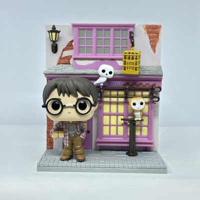 Figura estilizada tipo Funko Pop em frente a loja com janelas lilás e corujas