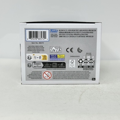 Fundo branco com parte traseira da caixa branca com etiquetas multilingues, código de barras e símbolos Funko