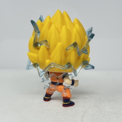 Figura de ação anime com cabelo amarelo e efeito azul de energia