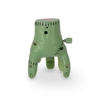 Molinete manual verde com parafusos e costuras decorativas