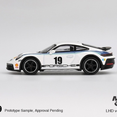 Miniatura de carro Porsche branco com número 19 e detalhes em preto