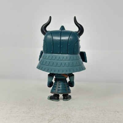 Figurina de samurai azul vista de costas com elmo com chifres pretos