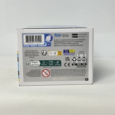 Parte traseira da caixa branca com texto, código de barras e símbolos de reciclagem da Funko.