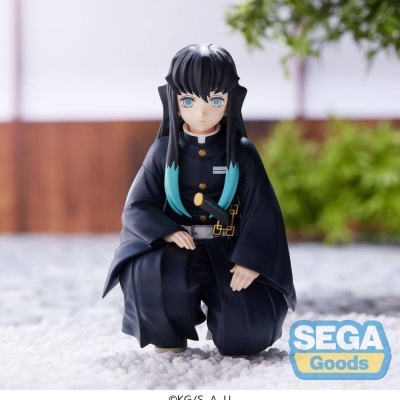 Figura colecionável de personagem ajoelhada com roupa preta e cabelo preto com azul-turquesa