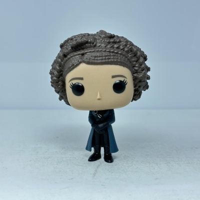 Figura Funko Pop com cabelo castanho encaracolado e casaco azul-escuro