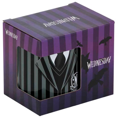 Caneca cinzenta e preta com padrão de riscas, gravata e brasão, embalada numa caixa roxa com texto WEDNESDAY e corvos.