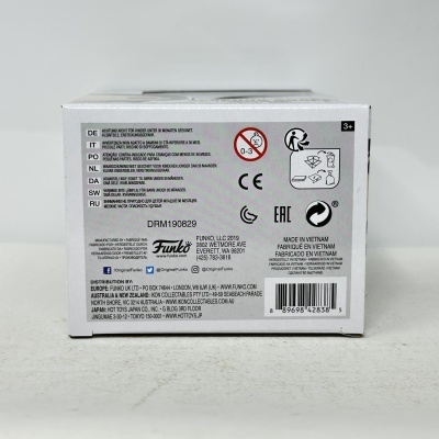 Embalagem branca com texto e símbolos de advertência da marca Funko