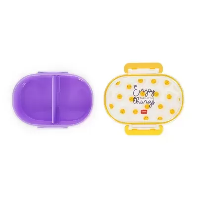 Duas caixas de plástico para alimentos, uma roxa e outra branca com tampa amarela e estampa sorridente.