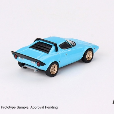 Miniatura de carro desportivo azul com rodas douradas e aerofólio preto