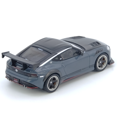 Miniatura de carro desportivo cinzento com asa traseira e jantes prateadas
