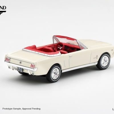 Miniatura de carro descapotável creme com interior vermelho e logotipo James Bond 007