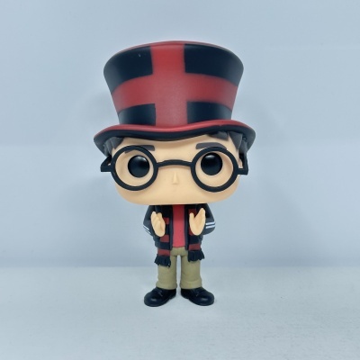 Figura Funko Pop com chapéu vermelho e preto e óculos redondos pretos