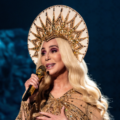 Microfone dourado e acessório de cabeça dourado com pedras brilhantes