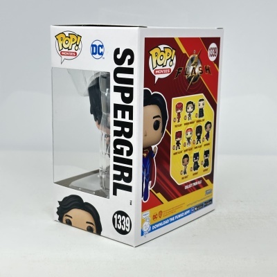 Figura Funko Pop da Supergirl em caixa com texto e outras figuras da coleção Flash